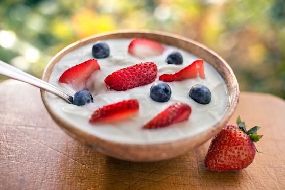 A bowl of yogurt with berries